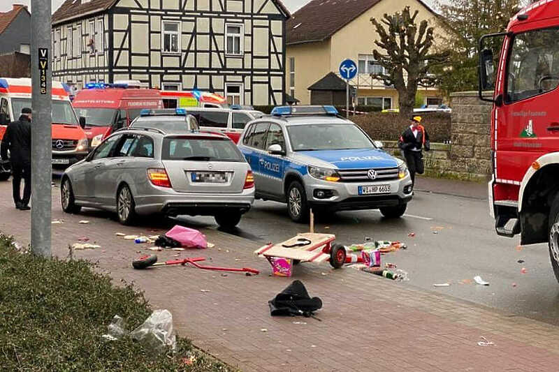Uletio autom među pješake u Njemačkoj , dvoje mrtvih desetak povrijeđenih B_201201096