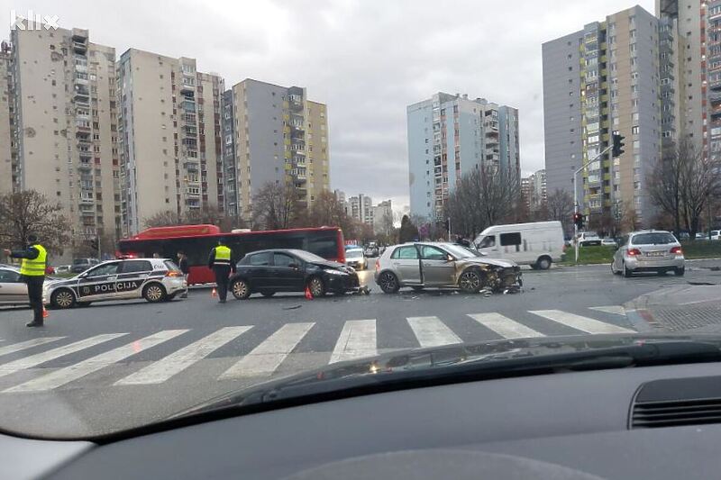 Sudar dva vozila u sarajevskom naselju Vojničko Polje (Foto: Čitatelj)