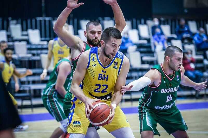 Emir Sulejmanović u akciji protiv Bugarske (Foto: FIBA)