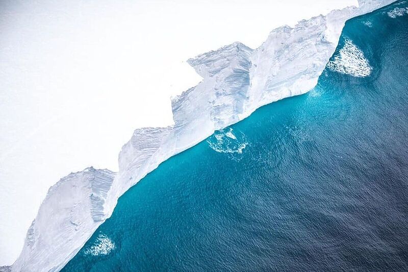 Najveći ledeni brijeg na svijetu dok plovi Atlantskim okeanom