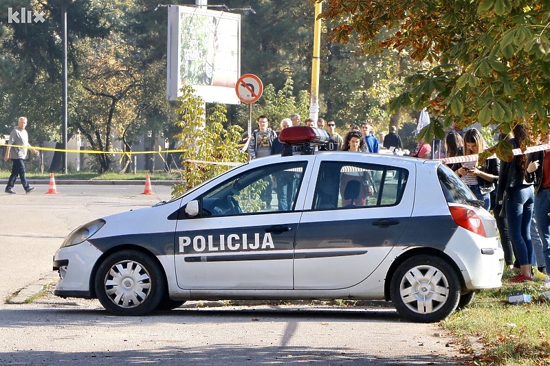 Policija uviđaj obavlja na mjestu sudara automobila (Foto: Arhiv/Klix.ba)