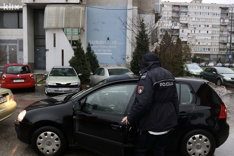 Policija ispred Brokerske kuće Eurohaus (Foto: D. Ć./Klix.ba)