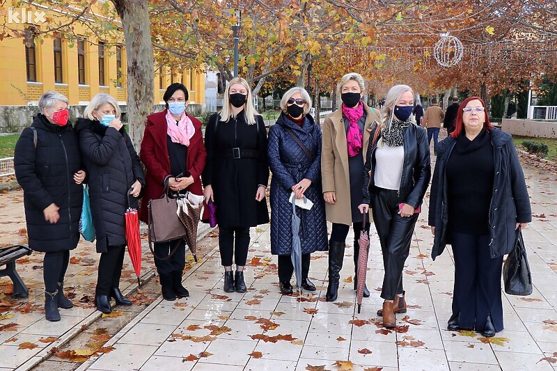 Žene na Španskom trgu u Mostaru (Foto: G. Š./Klix.ba)