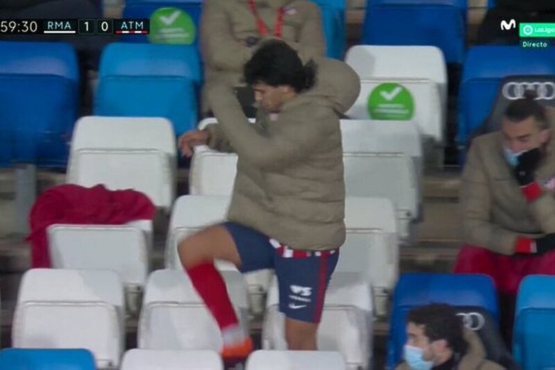 Joao Felix se iskalio i na stolici (Foto: Screenshot)