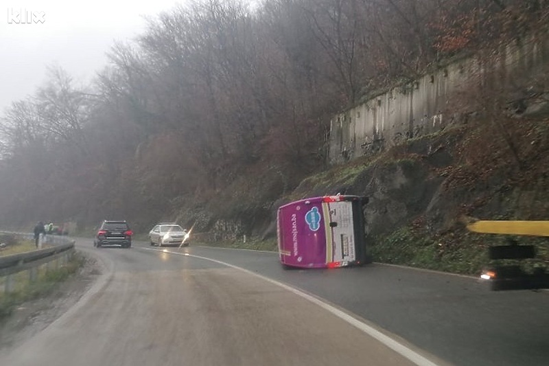 Saobraćaj se odvija naizmjenično, jednom trakom (Foto: Klix.ba)