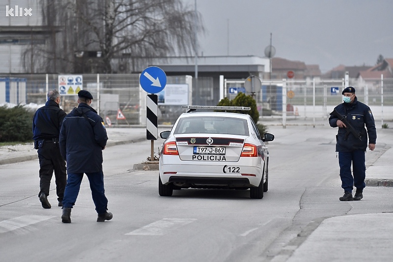 Srbijanac dao 150 KM policajcu da bi njegov poznanik brže prošao kontrolu na aerodromu Sarajevo