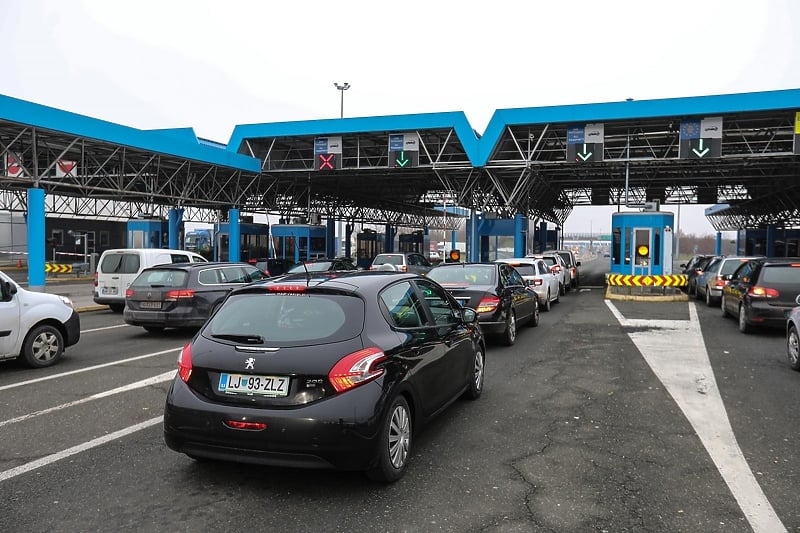 Putnici u automobilima čekaju na prelazak preko GP Bregana, Foto: Robert Anić/PIXSELL