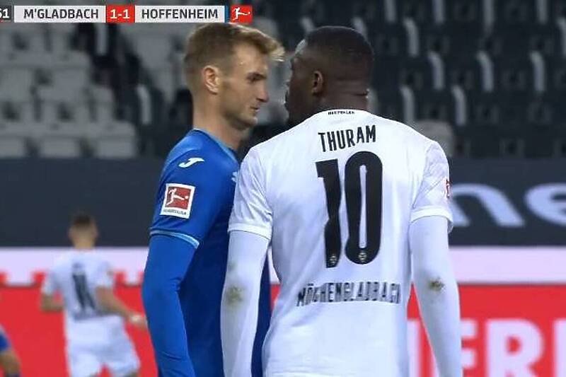 Trenutak kad je Thuram pljunuo rivala (Foto: Screenshot)