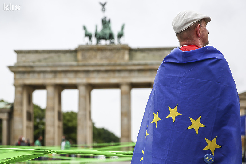 Distribucija vakcine će početi čim EU da zeleno svjetlo (Foto: EPA-EFE)