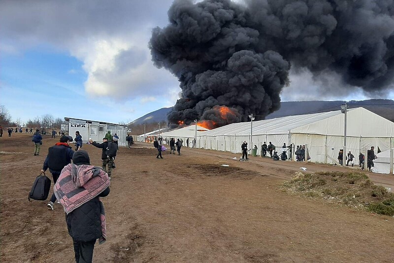 Požar u kampu Lipa (Foto: FENA)
