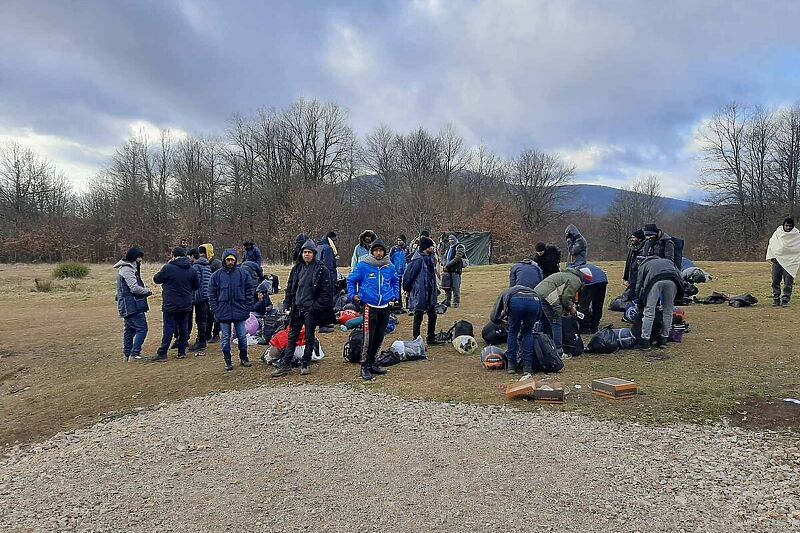 Migranti ispred kampa Lipa (Foto: FENA)