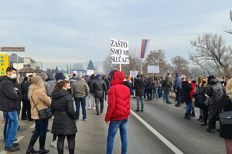 Građani okupljeni pored magistralnog puta Doboj-Maglaj (Foto: SRNA)