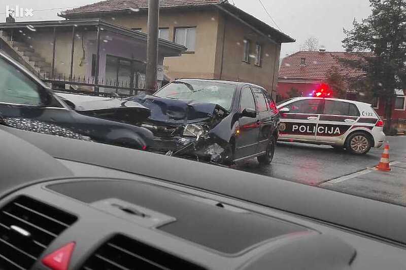 Povrijeđeni su prevezeni na KCUS radi utvrđivanja stepena povreda (Foto: Čitatelj)