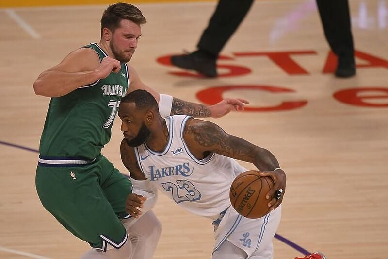 Duel Luke Dončića i LeBrona Jamesa (Foto: Twitter)