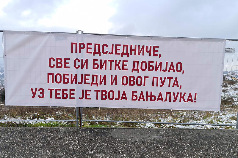 Pano podrške Miloradu Dodiku (Foto: SRNA)