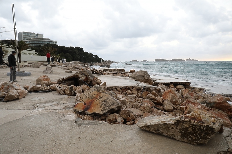 Veliki valovi razbili kamene ploče (Foto: Grgo Jelavic/PIXSELL)