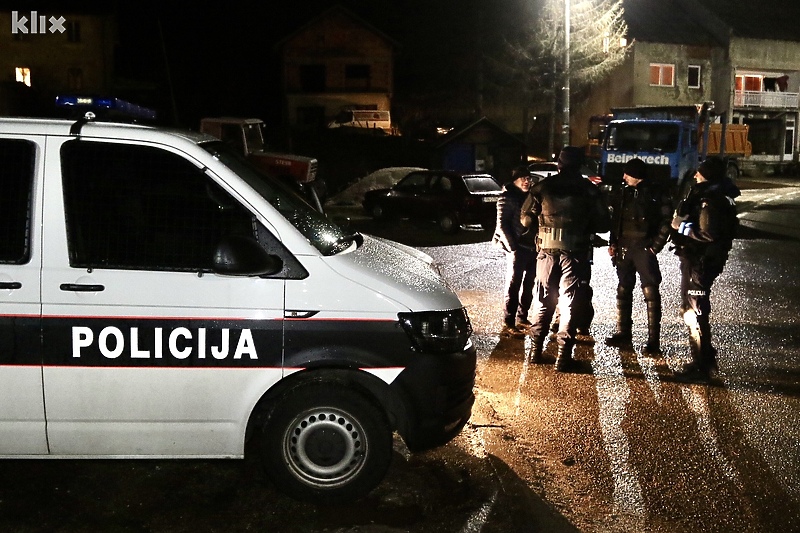 Policajci osiguravaju skup mještana na Bradini (Foto: D. Ć./Klix.ba)