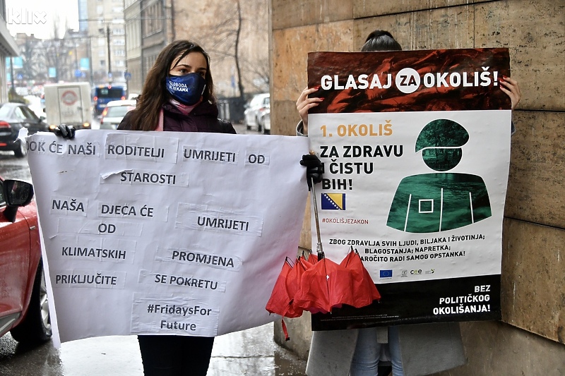 Aktivisti Aarhus centra pred Parlamentom FBiH (Foto: D. S./Klix.ba)