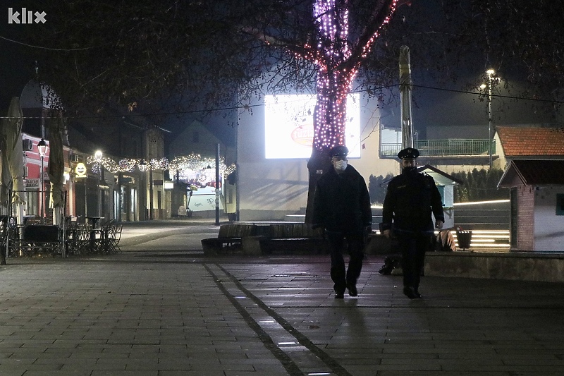 Policajci su u novogodišnjoj noći bili na ulicama Tuzle (Foto: A. K./Klix.ba)