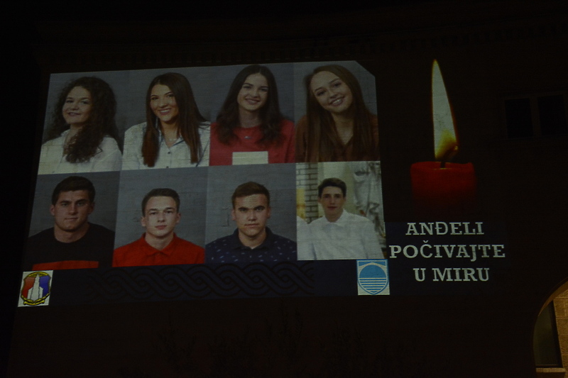 Građani Mostara odali počast tragično stradalim tinejdžerima (Foto: G. Š./Klix.ba)