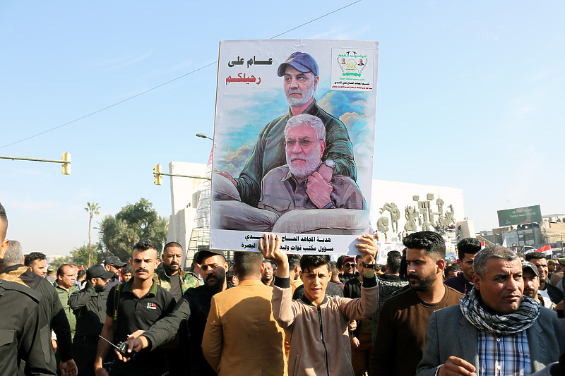 Okupljeni nosili fotografije Qaasema Soleimanija (Foto: EPA-EFE)
