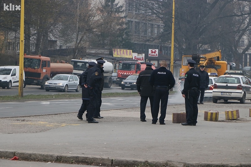 Policija u neposrenoj blizini Autobuske stanice u Tuzli (Foto: Arhiv/Klix.ba)