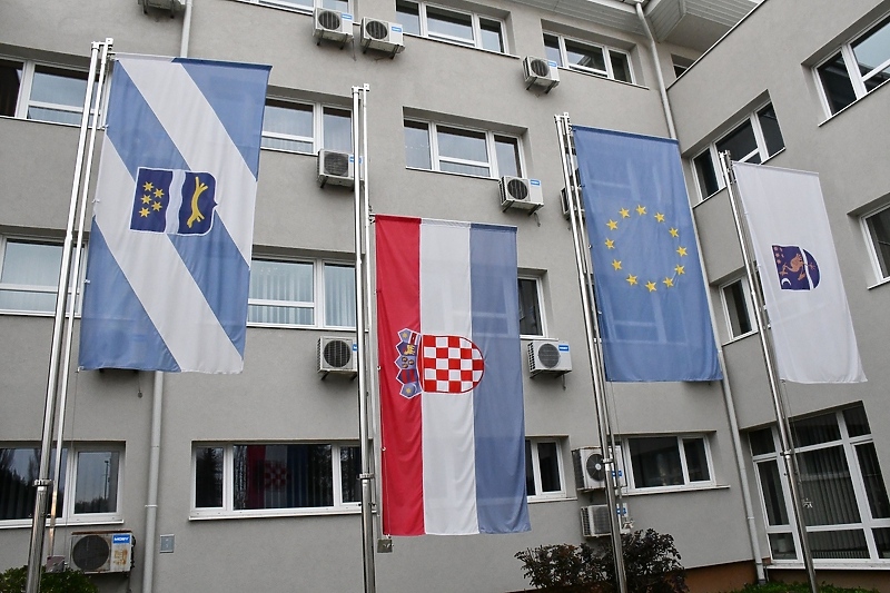 Zastave su spuštene na pola koplja zbog solidarnosti sa susjedima, Foto: Ivica Galović/PIXSELL