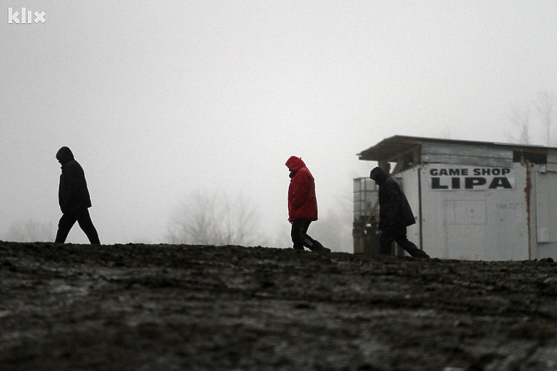 Migranti su kazali da očekuju da će uslovi u narednim danima biti bolji kako su im obećale vlasti (Foto: E. M./Klix.ba)