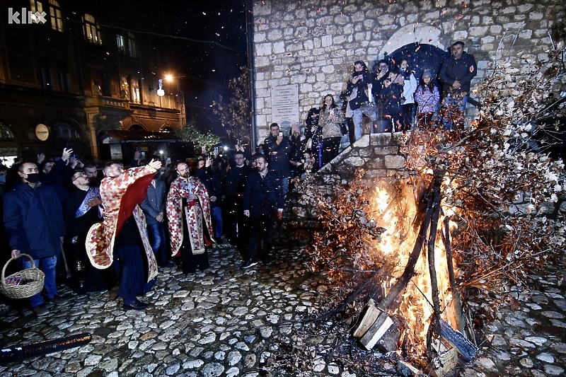 Paljenje badnjaka u dvorištu Stare pravoslavne crkve u Sarajevu (Foto: D. S./Klix.ba)