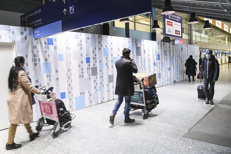 Putnici na aerodromu u Helsinkiju (Foto: EPA-EFE)