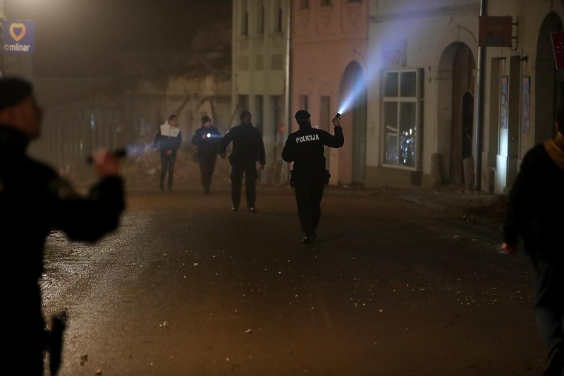 Policija na ulicama Petrinje (Foto: Sanjin Strukic/PIXSELL)