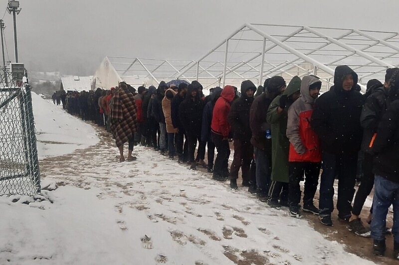 Migranti promrzli čekaju na smještaj, Foto: Federalna.ba