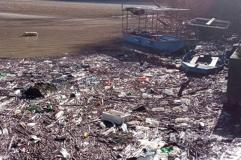Velike količine smeća uz obalu jezera (Foto: Čitatelj RTV Srebrenica)