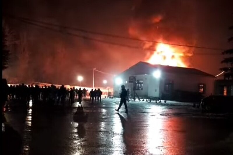 Veliki plamen iznad kontejnera (Foto: Facebook video screenshot)