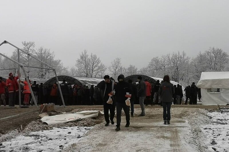 Migranti smješteni u šatore (Foto: FENA)