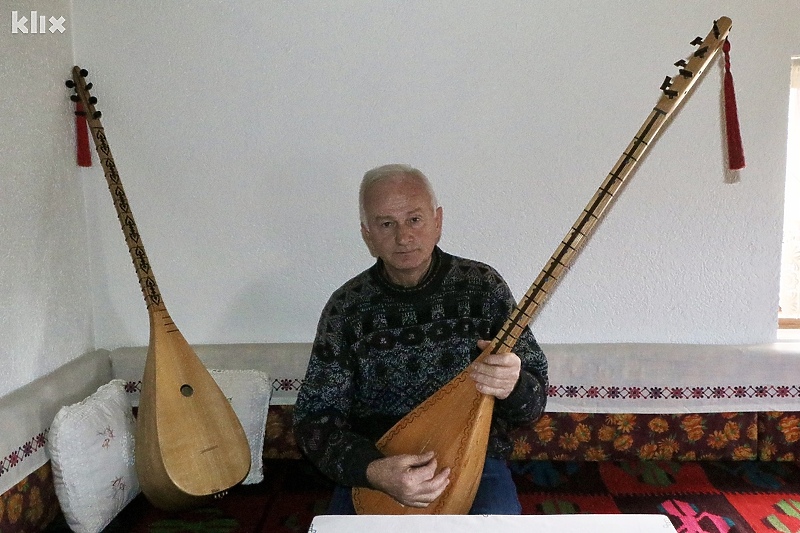 Sead Bošnjić također svira saz (Foto: A. K./Klix.ba)