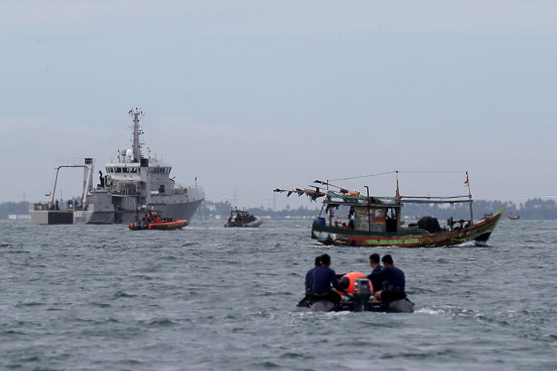 Locirane crne kutije aviona koji je jučer pao u Indoneziji (Foto: EPA-EFE)