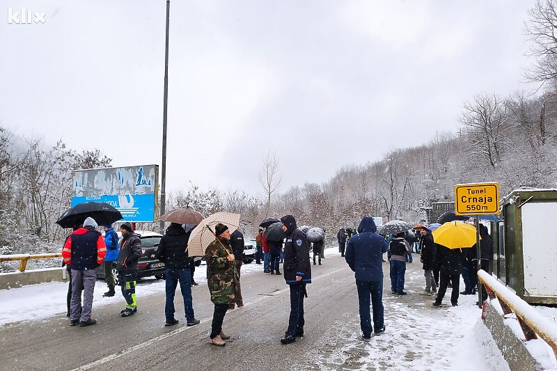 Blokada ispred tunela Crnaja (Foto: G. Š./Klix.ba)