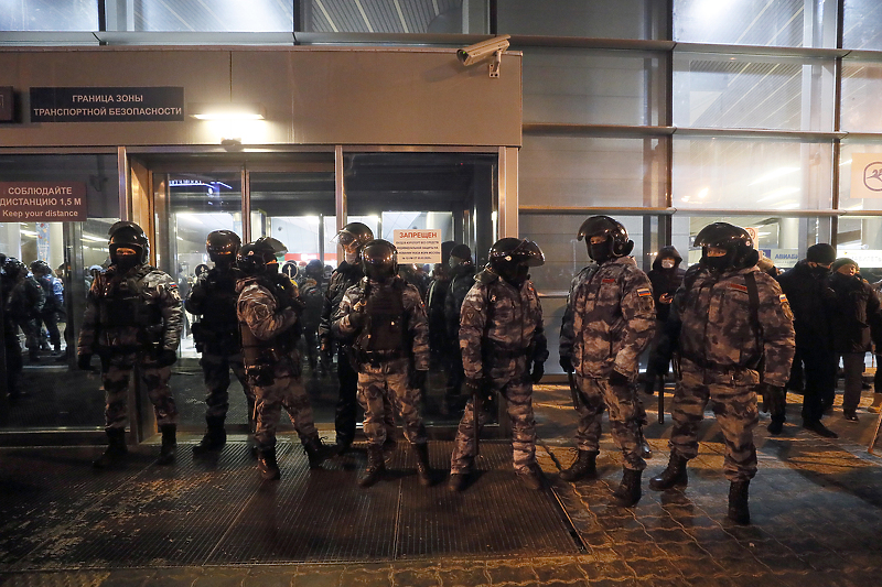 Policija osigurava aerodrom Vnukovo (Foto: EPA-EFE)