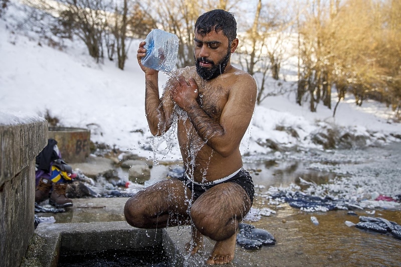 Hagiaz Abdulrehman se kupa u blizini kampa (Foto: Armin Durgut / Pixsell)