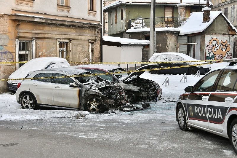 Izgorjeli automobili na Baščaršiji (Foto: I. Š./Klix.ba)