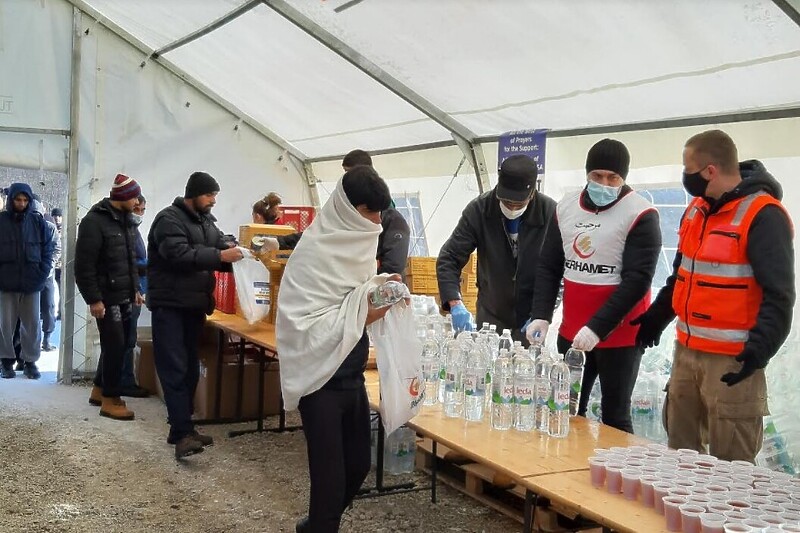 Podjela pomoći migrantima u kampu Lipa (Foto: Merhamet)