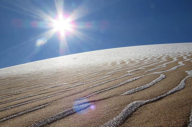 Snijeg je u saradnji sa pješčanim dinama napravio nevjerovatne šare, Foto: Karim Bouchetata