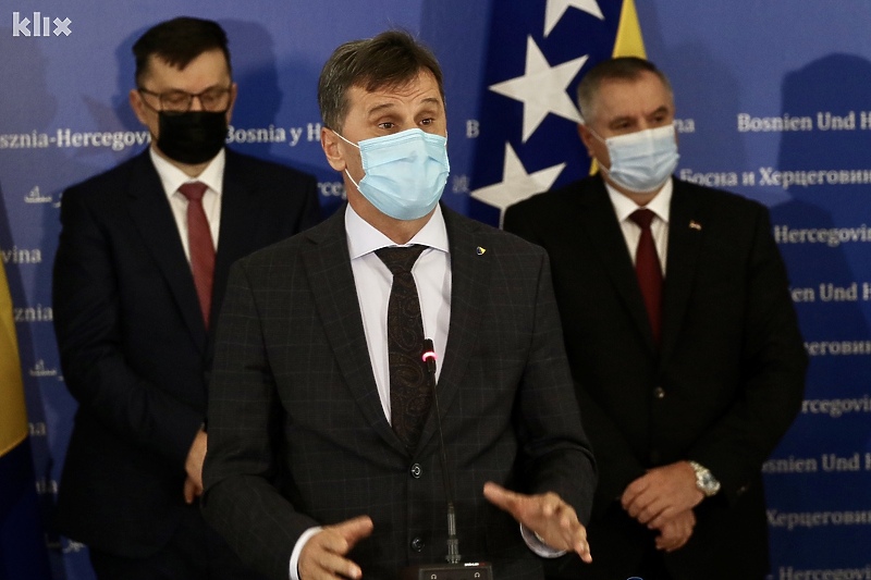Fadil Novalić na press konferenciji nakon sastanka na kojem je dogovorena direktna nabavka (Foto: D. Ć./Klix.ba)