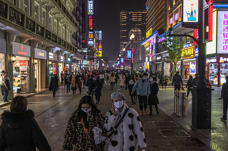 Uprkos normalnijem životu u Wuhanu su i dalje obavezne maske (Foto: EPA-EFE)