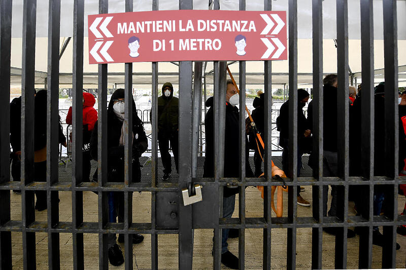 Italijani u redu za vakcinaciju u Napulju (Foto: EPA-EFE)