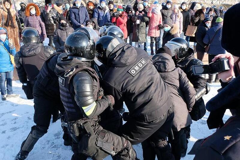 Hapšenje demonstranata u Rusiji (Foto: TASS)