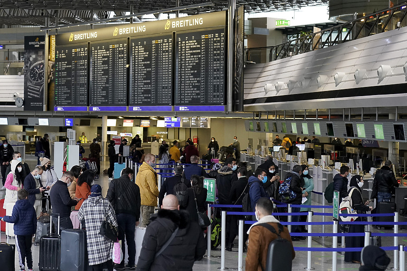 Putnici na aerodromu u Frankfurtu (Foto: EPA-EFE)