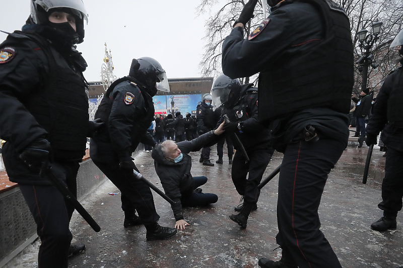 Policija hapsila i tukla demonstrante (Foto: EPA-EFE)