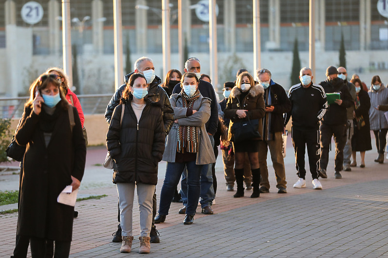 Građani čekaju u redu za vakcinaciju (Foto: EPA-EFE)